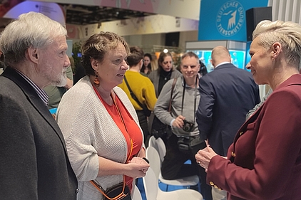 ÖDP-Bundesvorstände Günther Brendle-Behnisch (li) und Kirsten Elisabeth Jäkel (m) im Gespräch mit Silvia Breher